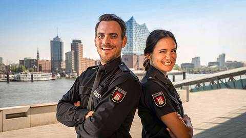 Notruf Hafenkante: Marc Barthel und Aybi Era - Foto: ZDF/Boris Laewen