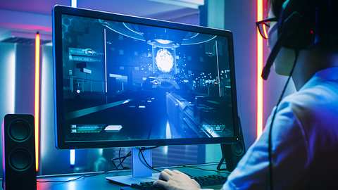 Ein Mini Gaming-PC nimmt auf dem Schreibtisch kaum Platz ein - Foto: iStock/gorodenkoff