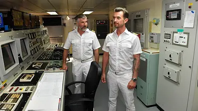 Florian Silbereisen als Max Parger und Daniel Morgenroth als Martin Grimm an der Kommandobrücke des „Traumschiff“ - Foto: © ZDF