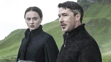 Aidan Gillen als Petyr Baelish alias Kleinfinger/Littlefinger in Game of Thrones - (l) Sophie Turner als Sansa - Foto: HBO Aidan Gillen als Petyr Baelish alias Kleinfinger/Littlefinger in Game of Thrones - (l) Sophie Turner als Sansa - Foto: HBO