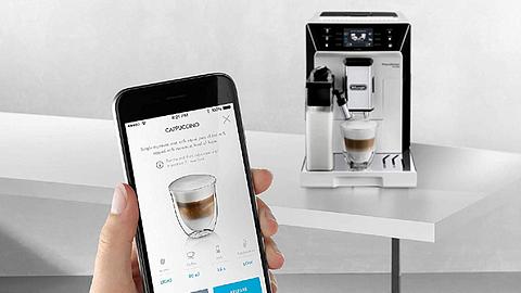 Jemand bedient seine smarte Kaffeemaschine per App - Foto: PR