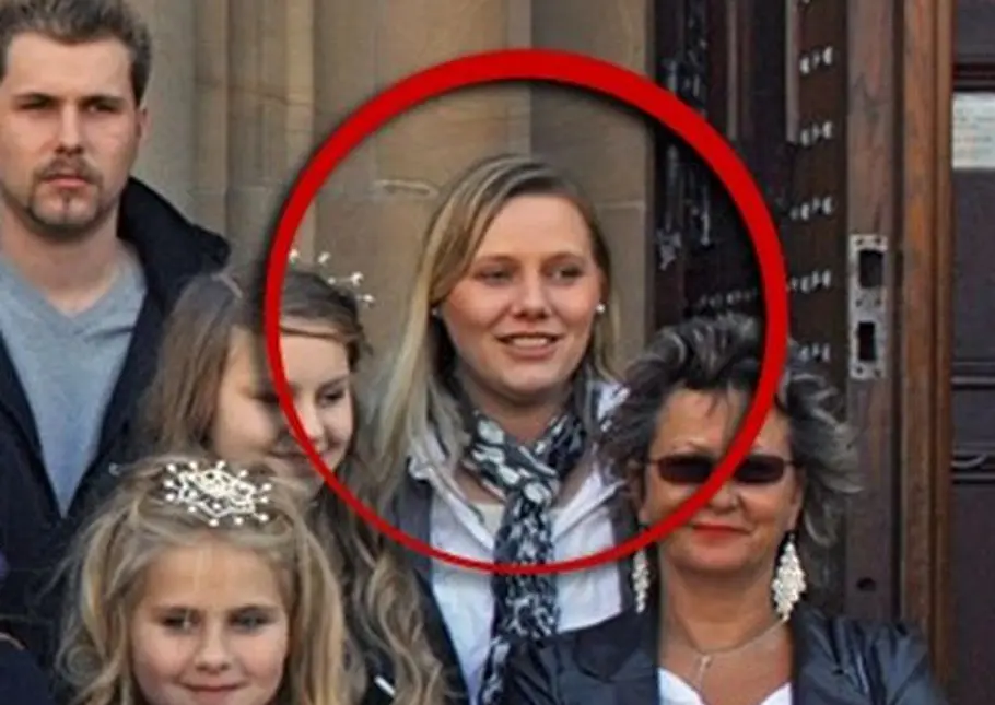 Jessica Birkenheuer steht mit ihrer Familie feierlich vor einem Gebäude