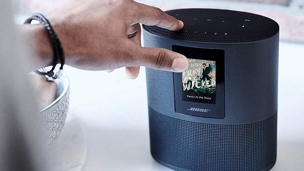 Jemand drückt an seinem Smart Speaker einen Knopf - Foto: PR