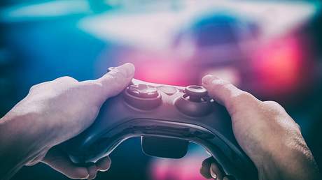 Jemand hält einen PC Controller in der Hand - Foto: iStock/scyther5