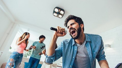 Mann singt Karaoke - Foto: iStock/Jovanmandic