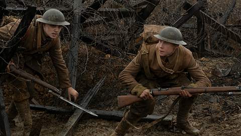 Dean-Charles Chapman und George MacKay als Soldaten im Schützengraben in ihrem neuen Film 1917 - Foto: 2019 Universal Pictures and Storyteller Distribution Co., LLC. All Rights Reserved.