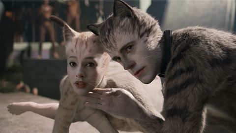 Francesca Hayward und Robert Fairchild als animierte Katzen in einer Szene aus der Cats-Verfilmung - Foto: 2019 Universal Pictures. All Rights Reserved.