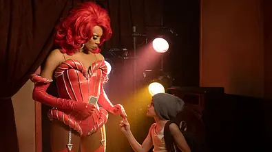AJ and the Queen mit RuPaul als Ruby Red/Robert und Izzy G. alias AJ - Foto: Beth Dubber/Netflix