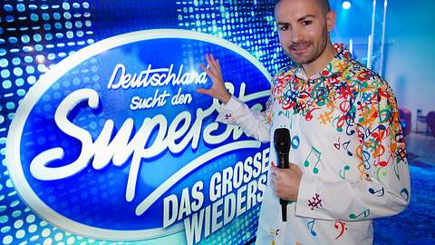 Menderes Bagci moderiert das große DSDS-Wiedersehen. - Foto: RTL / Stefan Gregorowius