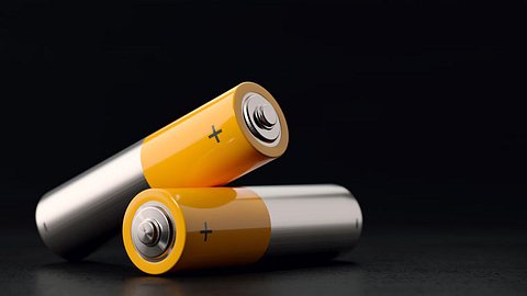 Zwei Batterien vor einem schwarzen Hintegrund - Foto: iStock/MicroStockHub
