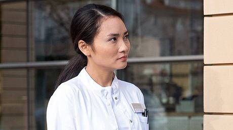 In aller Freundschaft: Mai Duong Kieu als Lilly Phan - Foto: MDR/Saxonia Media/Robert Strehler