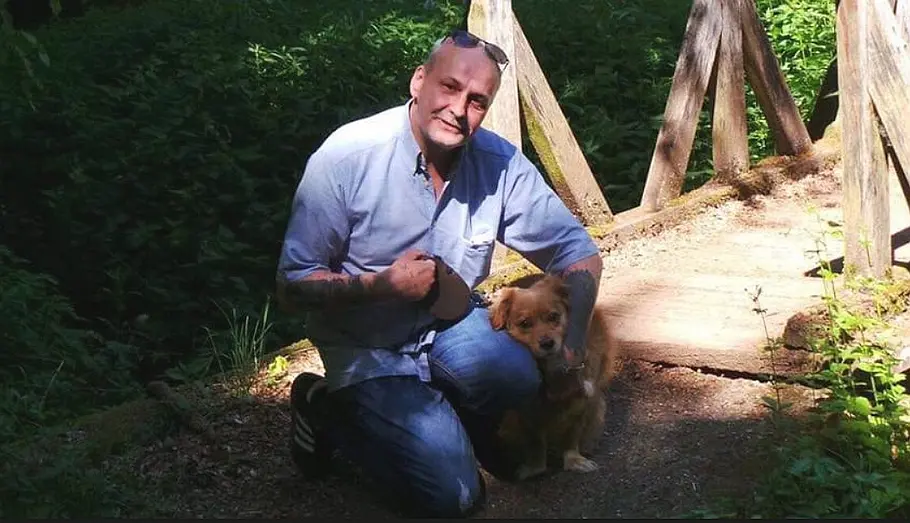 Dieter Wollny So sah Dieter Wollny, hier neben seinem Hund knieend, 2020 aus.