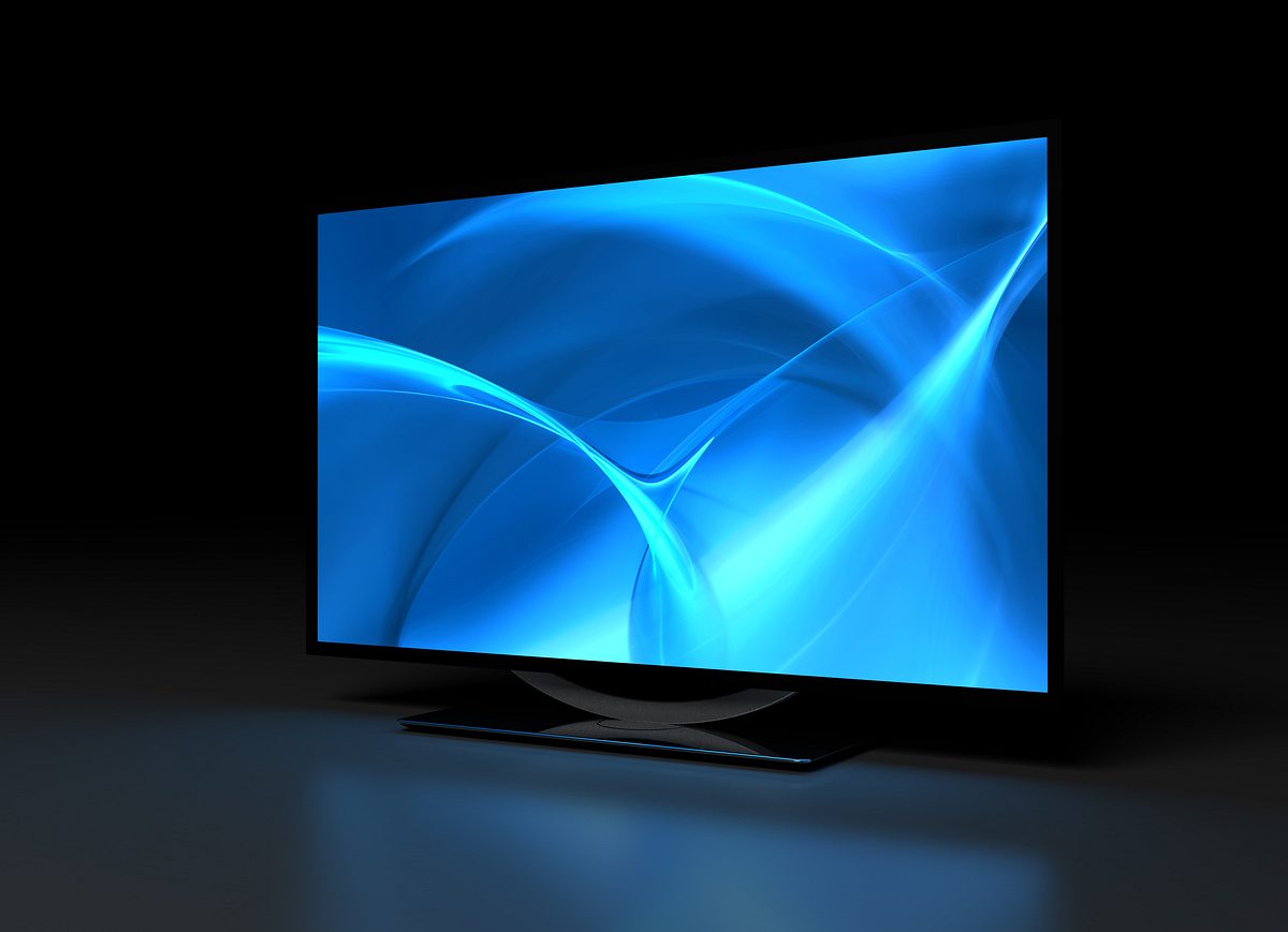 Schwarzer Flachbildfernseher mit blauem Bildschirm vor schwarzem Hintergrund