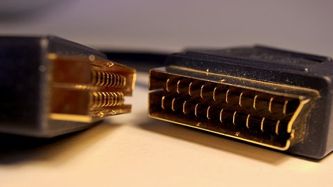 Nahaufnahme von 2 vergoldeten SCART-Steckern. - Foto: iStock/Scott ONeill