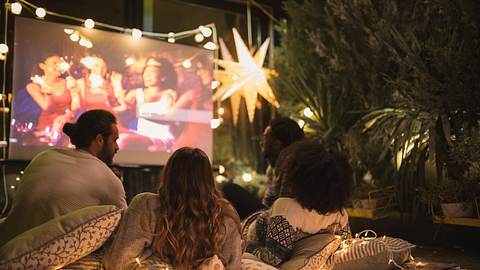 Filmabend im Hinterhof mit Kurzdistanz-Beamer - Foto: iStock/M_a_y_a