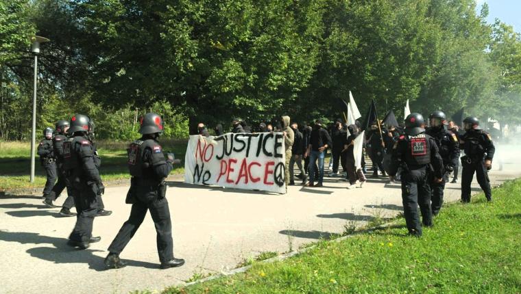 Allein zwischen den Fronten - Die Dokumentation