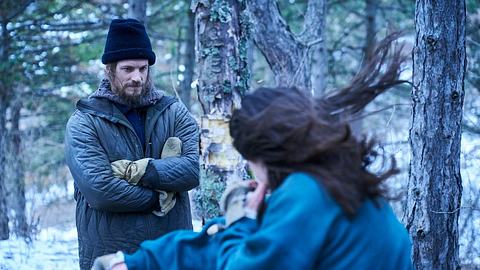 Joel Kinnaman alias Erik Heller und Hanna (Esme Creed-Miles) - Foto: Amazon Prime Video