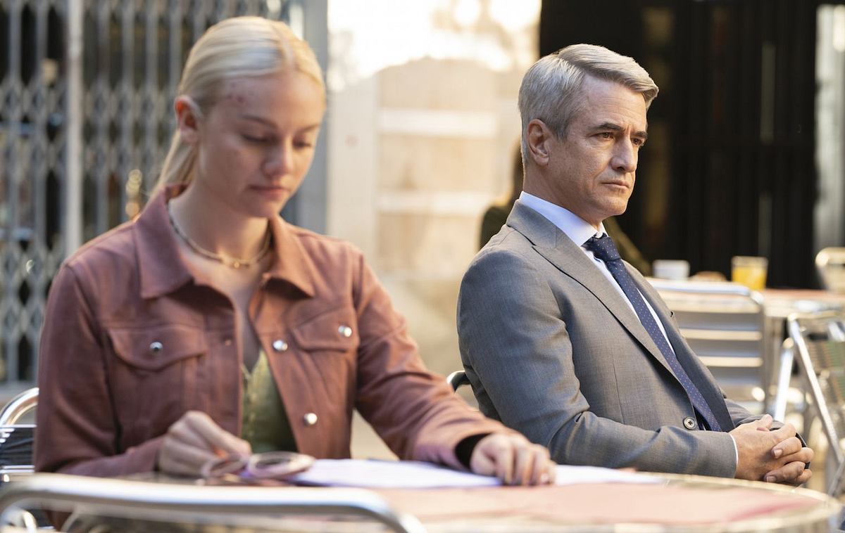 Áine Rose Daly alias Sandy und Dermot Mulroney alias Charmichael in Hanna, Staffel 2