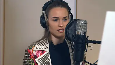 Laura Müller im Tonstudio - Foto: TVNOW