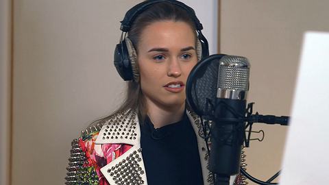 Laura Müller im Tonstudio - Foto: TVNOW
