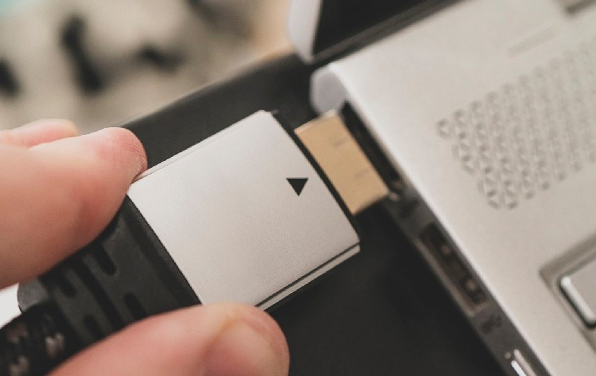 Hand mit HDMI-Kabel