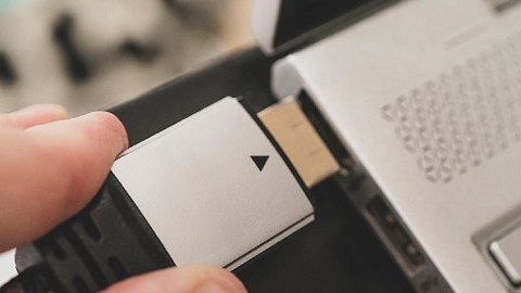 Hand mit HDMI-Kabel - Foto: iStock/Diy13