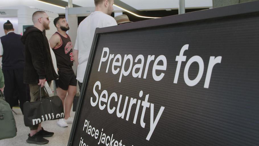 inside sydney airport: alltag am mega-flughafen