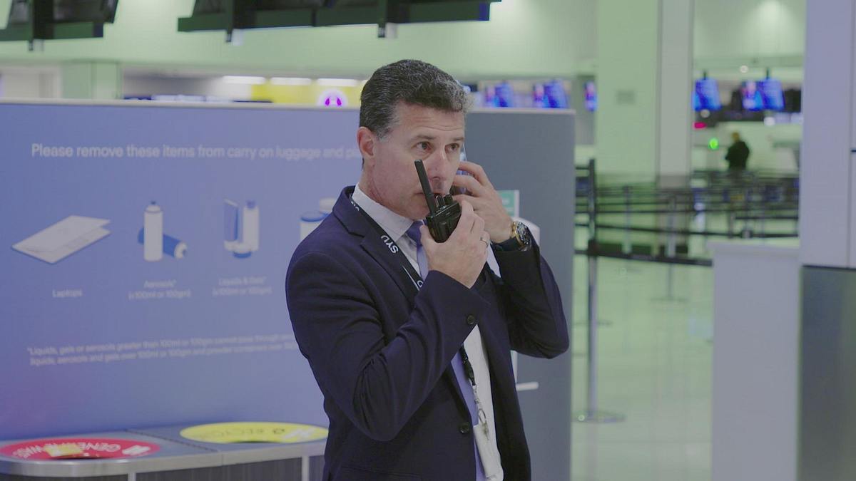 inside sydney airport: alltag am mega-flughafen