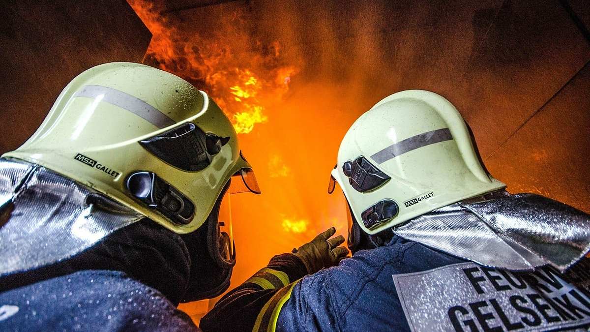 Feuer & Flamme – Mit Feuerwehrmännern im Einsatz Feuer & Flamme – Mit Feuerwehrmännern im Einsatz