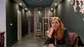 Marleen Lohse sitzt im karierten Blazer an einem Tisch mit Teeglas und stützt ihr Kinn auf die Hand. - Foto: NDR/ARD/Frizzi Kurkhaus Marleen Lohse sitzt im karierten Blazer an einem Tisch mit Teeglas und stützt ihr Kinn auf die Hand. - Foto: NDR/ARD/Frizzi Kurkhaus