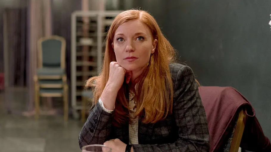 Marlene (Marleen Lohse) in „Frau ohne Namen“ Marleen Lohse sitzt im karierten Blazer an einem Tisch mit Teeglas und stützt ihr Kinn auf die Hand.