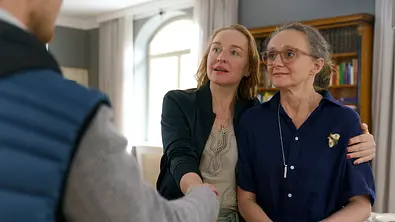 Von links: Andreas Hofer (Julian Pichler), Balbina Augustin (Brigitte Hobmeier) und Inka Schaller (Gerti Drassl). - Foto: BR/ORF/Cult Film GmbH/Petro Domenigg