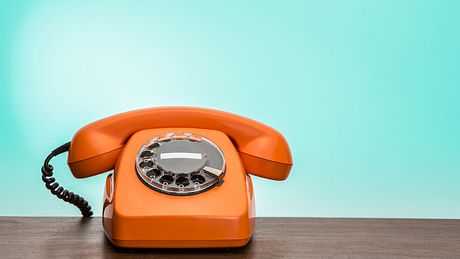 Die besten Wählscheibentelefone im Retro-Style - Foto: iStock/Filip_Krstic