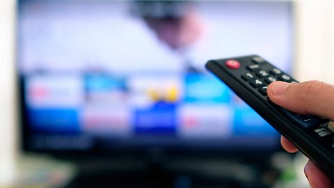 Fernbedienung mit Fernseher - Foto: iStock/Rainer Puster