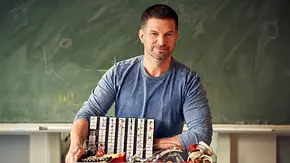 Der Lehrer: So sah Simon Böer früher aus. - Foto: tvnow/ frank_dicks.