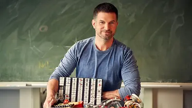 Der Lehrer: So sah Simon Böer früher aus. - Foto: tvnow/ frank_dicks.