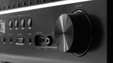 Vorderseite eines AV Receivers - Foto: iStock/J2R