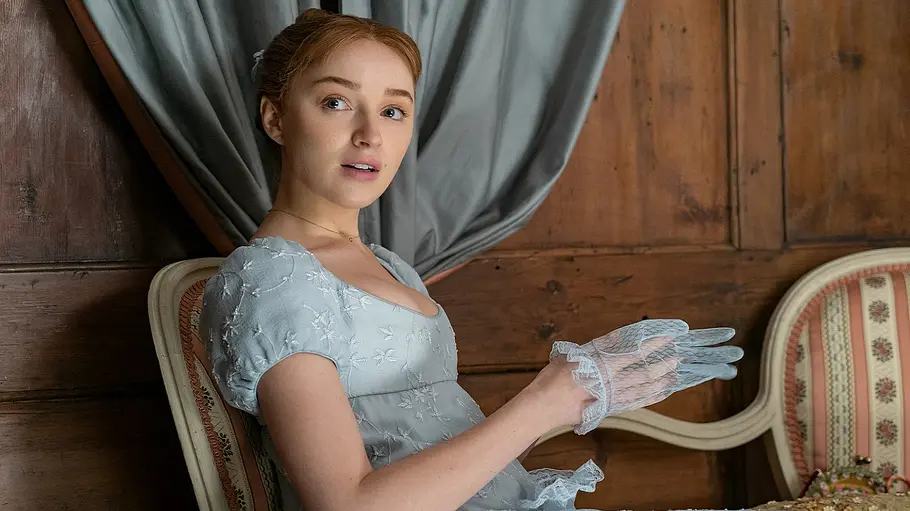 Phoebe Dynevor als Daphne Phoebe Dynevor als Daphne in „Bridgerton“ trägt ein edles Kleid im Regency-Stil.