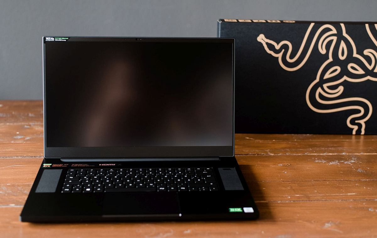 Razer Blade Pro 17 Packing und Laptop