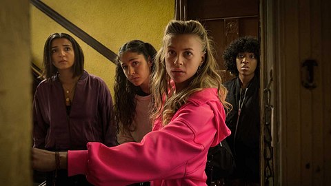 Jeanne Goursaud: Para - Wir sind King ist die Reinkarnation von Folkwin und Thusnelda - Foto: TNT Serie
