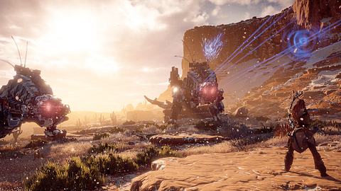 Szene aus Horizon Zero Dawn. Aloy zielt mit Pfeil und Bogen auf zwei Roboter-Tiere - Foto: Sony PlayStation/PR