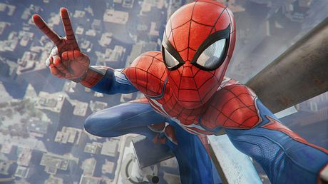 Spider-Man steht auf der Spitze eines Wolkenkratzers, filmt nach unten und und macht Peace-Zeichen in Selfie-Kamera - Foto: Sony Playstation/PR