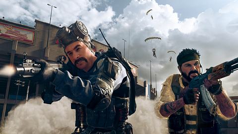 Szene aus Call of Duty Black Ops Cold War: Zwei Soldaten schießen - Foto: Activision/PR