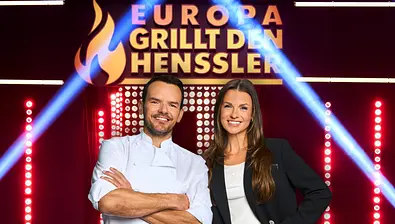 Steffen Henssler und Laura Wontorra vor dem Logo von „Europa grillt den Henssler“ - Foto: RTL / Jörn Strojny