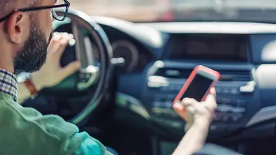 Bluetooth FM Transmitter im Vergleich - Foto: Petko Ninov / iStock