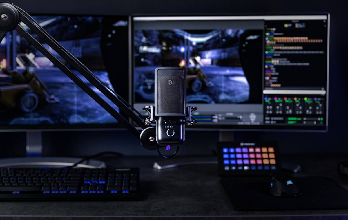 Elgato Wave 3 Gaming-Mikrofon vor Monitoren