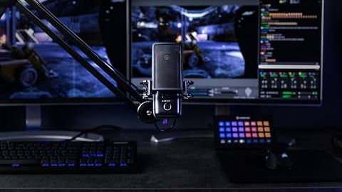 Elgato Wave 3 Gaming-Mikrofon vor Monitoren - Foto: Elgato/PR