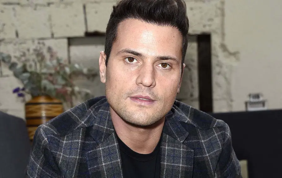 Rocco Stark. Rocco Stark trägt ein kariertes Hemd.
