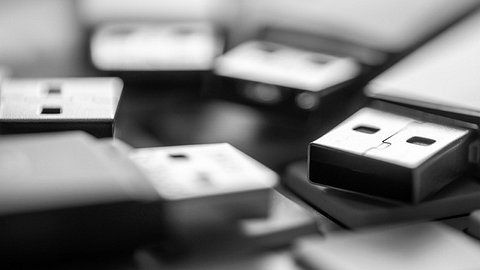 Mehrere Kabel mit USB-Anschluss - Foto: iStock/deepblue4you