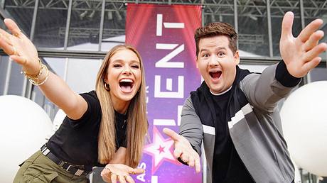 Das Supertalent Lola Weippert und Chris Tall - Foto: Foto: TVNOW / Stefan Gregorowius